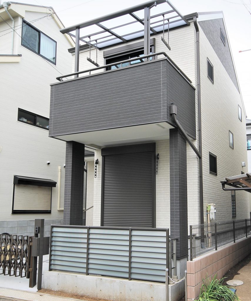 細さを最大限に活かした地下のある家