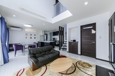 多方向から光を取り入れるLDKの家