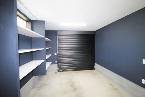 雨の日も大丈夫!ガレージのあるクールな家