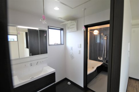 雨の日も大丈夫!ガレージのあるクールな家