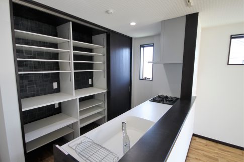 雨の日も大丈夫!ガレージのあるクールな家