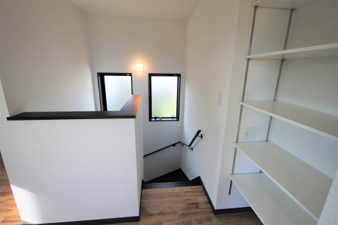 雨の日も大丈夫!ガレージのあるクールな家