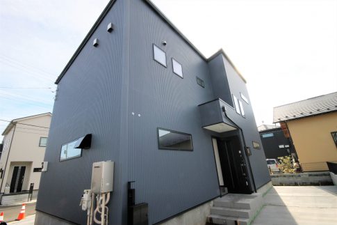 雨の日も大丈夫!ガレージのあるクールな家