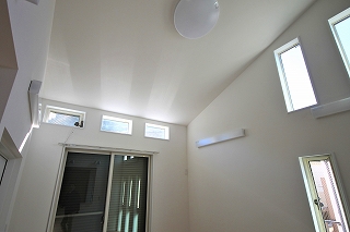 土地を活かして過ごしやすいロフトのある家