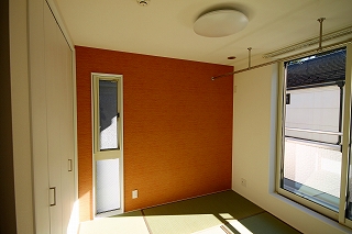 土地を活かして過ごしやすいロフトのある家