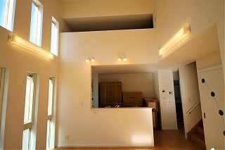 土地を活かして過ごしやすいロフトのある家