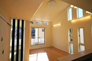 土地を活かして過ごしやすいロフトのある家