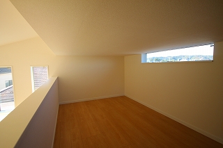 土地を活かして過ごしやすいロフトのある家