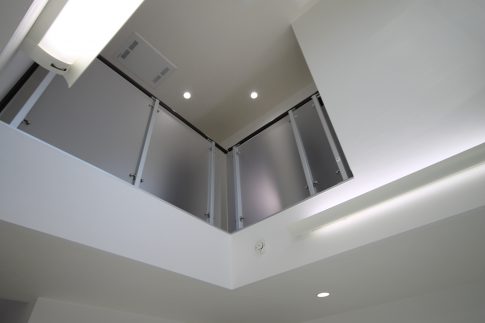 多方向から光を取り入れるLDKの家