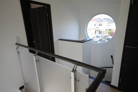 多方向から光を取り入れるLDKの家