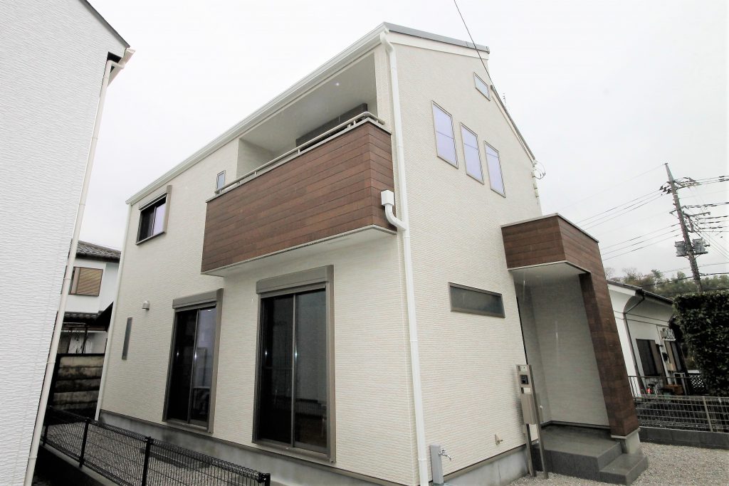 ブラウンな小屋裏のある家