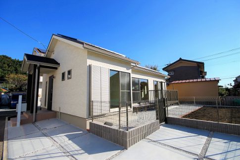 広い天井の平屋建ての家