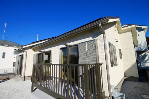 広い天井の平屋建ての家