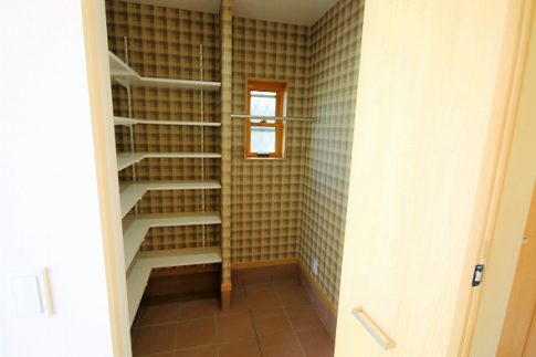 広い天井の平屋建ての家
