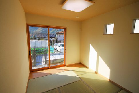 広い天井の平屋建ての家