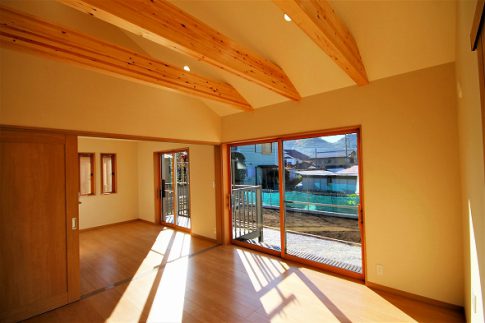 広い天井の平屋建ての家