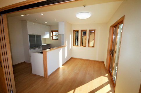 広い天井の平屋建ての家