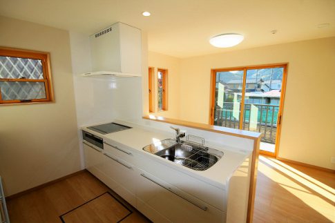 広い天井の平屋建ての家