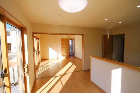 広い天井の平屋建ての家