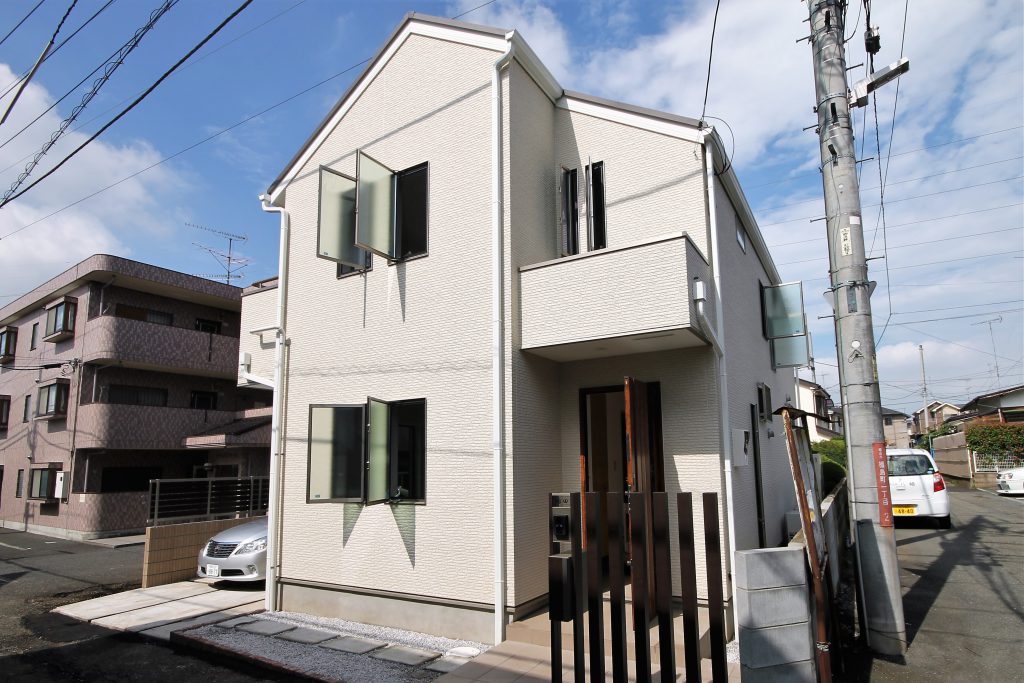 日差しが入る白い落ち着いた家