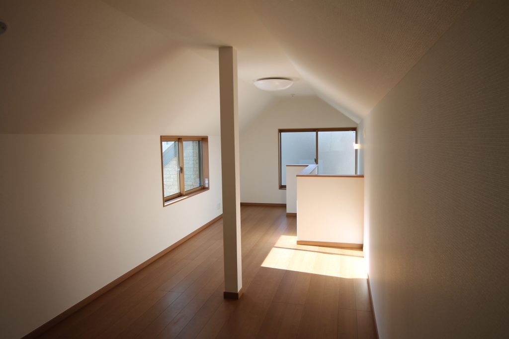 小屋裏のある平屋建ての家