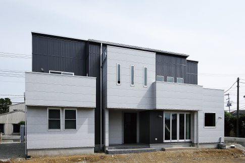 黒と白のコントラスト、吹抜けの光が旋律を奏でる家