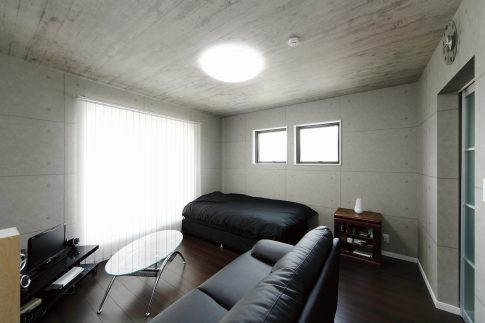 黒と白のコントラスト、吹抜けの光が旋律を奏でる家