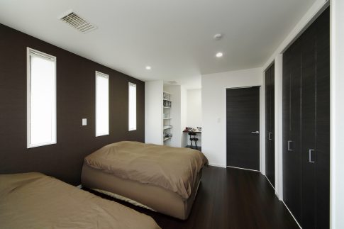 黒と白のコントラスト、吹抜けの光が旋律を奏でる家