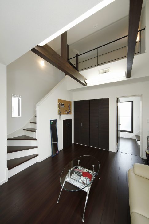 黒と白のコントラスト、吹抜けの光が旋律を奏でる家