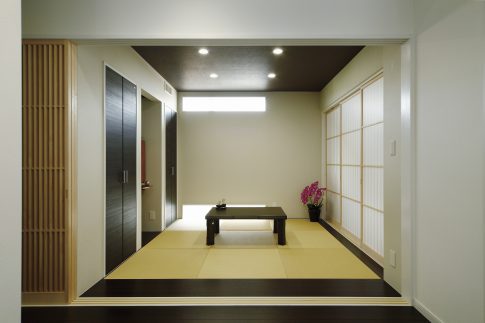 黒と白のコントラスト、吹抜けの光が旋律を奏でる家