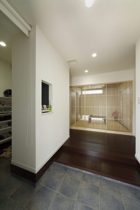 黒と白のコントラスト、吹抜けの光が旋律を奏でる家