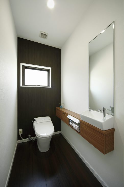 黒と白のコントラスト、吹抜けの光が旋律を奏でる家