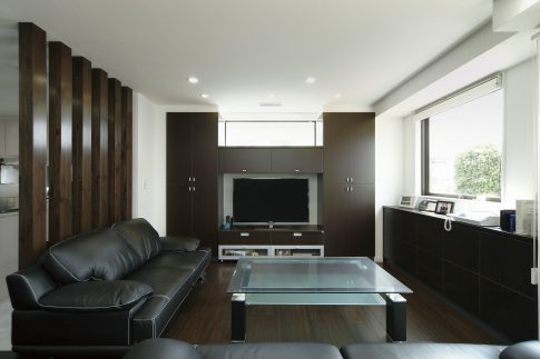 黒と白のコントラスト、吹抜けの光が旋律を奏でる家