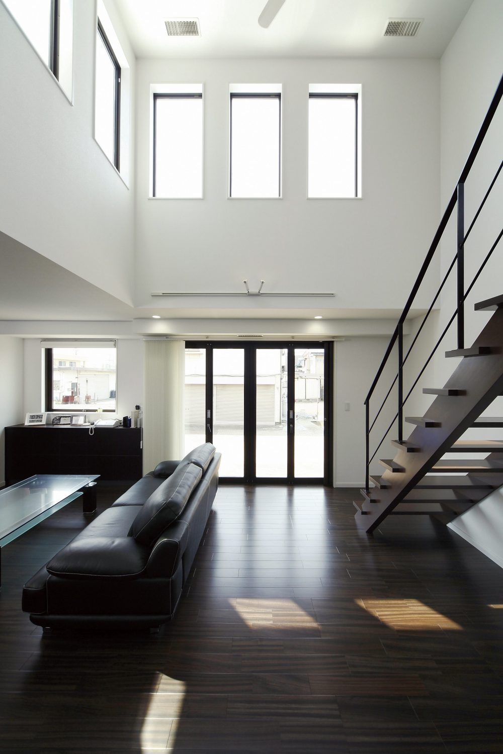 黒と白のコントラスト、吹抜けの光が旋律を奏でる家